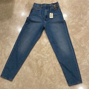 NWT Levi's Super High Rise  Loose Taper Jean in size 25